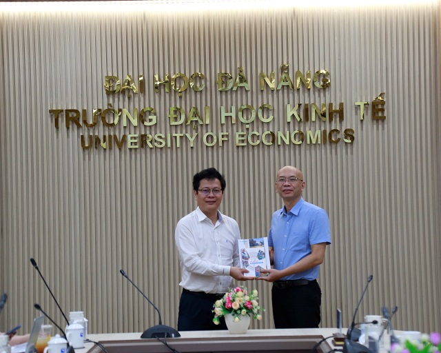 PGS.TS. Lê Văn Huy nhận món quà ý nghĩa từ Chủ tịch danh dự Hiệp hội VALOMA trao tặng