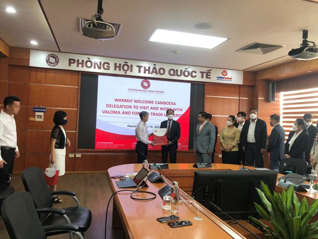 Trường Đại học Ngoại Thương và Hiệp hội phát triển nhân lực logistics Việt Nam(VALOMA) đón tiếp và làm việc với đoàn công tác của Campuchia về Logistics.