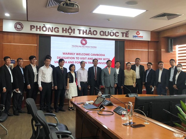 Trường Đại học Ngoại Thương và Hiệp hội phát triển nhân lực logistics Việt Nam(VALOMA) đón tiếp và làm việc với đoàn công tác của Campuchia về Logistics.