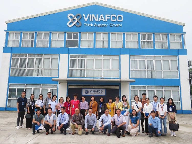 Đoàn VALOMA chụp ảnh lưu niệm với lãnh đạo VINAFCO vào sáng ngày 24/9/2022 tại trụ sở của Công ty VINAFCO.